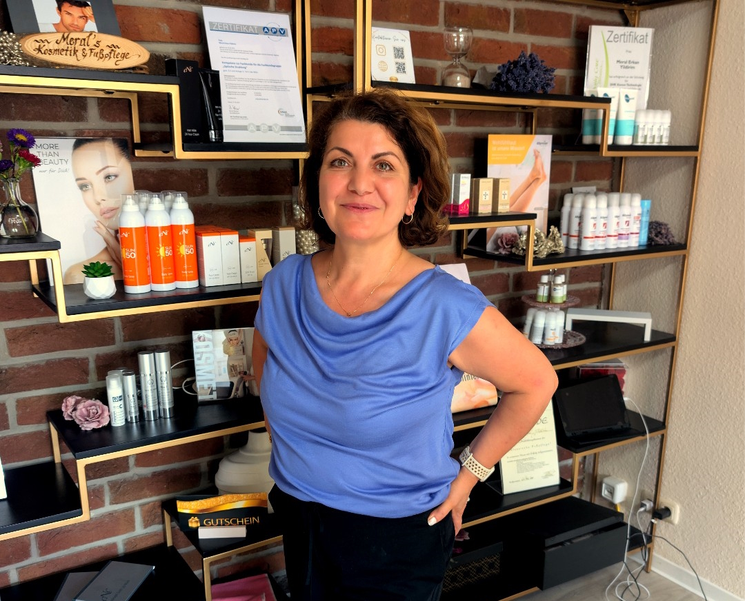 Portrait von Meral Erkan Yildirim im Kosmetikstudio